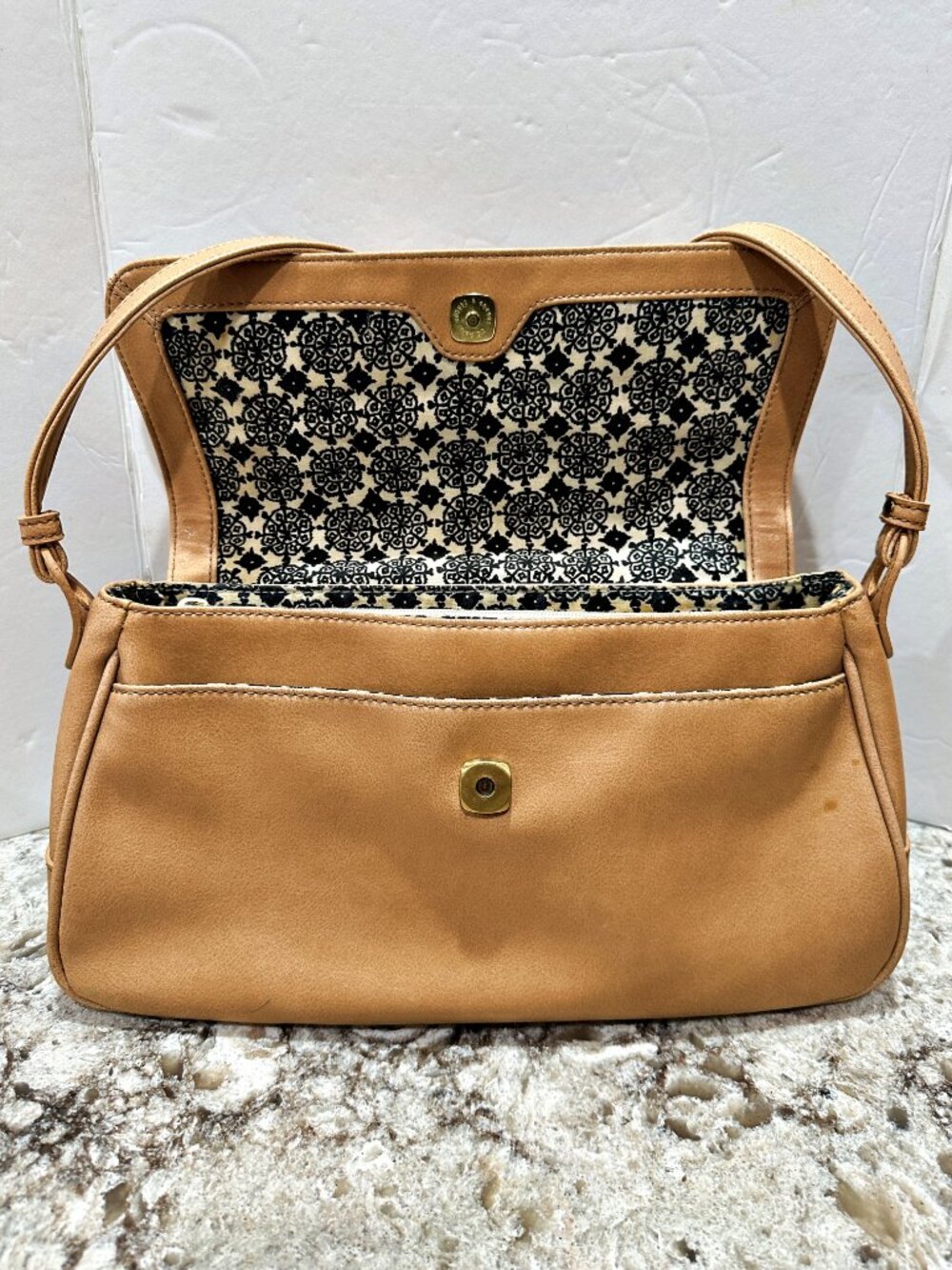 Vintage Liz Claiborne Tan Faux Leather Shoulder Bag Flap Baguette Y2K Minimalist - Picture 9 of 15